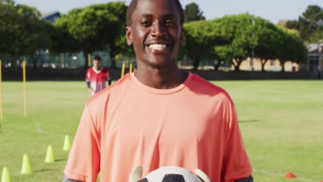 Video-De-Jugadores-De-Fútbol-Afroamericanos-Con-Pelota-En-El-Campo