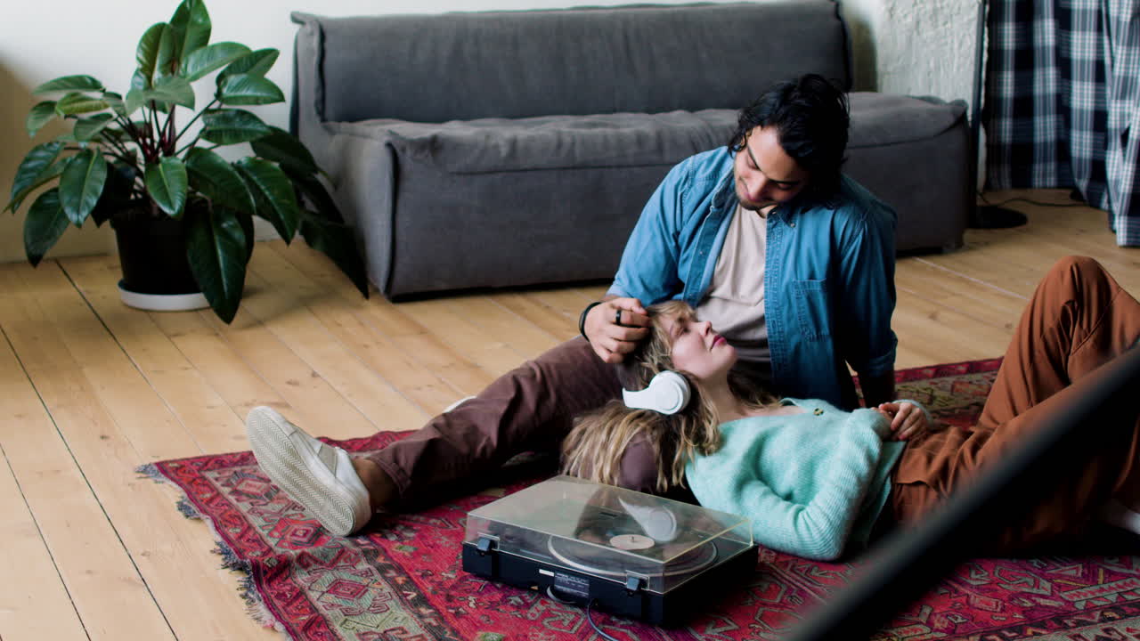 мужчина ласкает свою девушку.