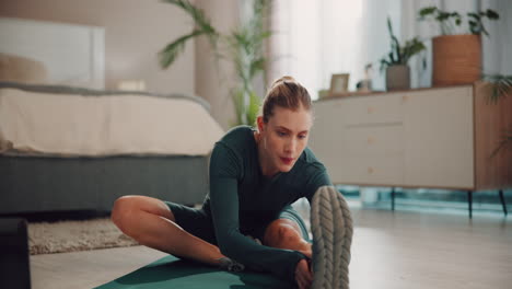 mujer haciendo estiramientos de yoga en casa