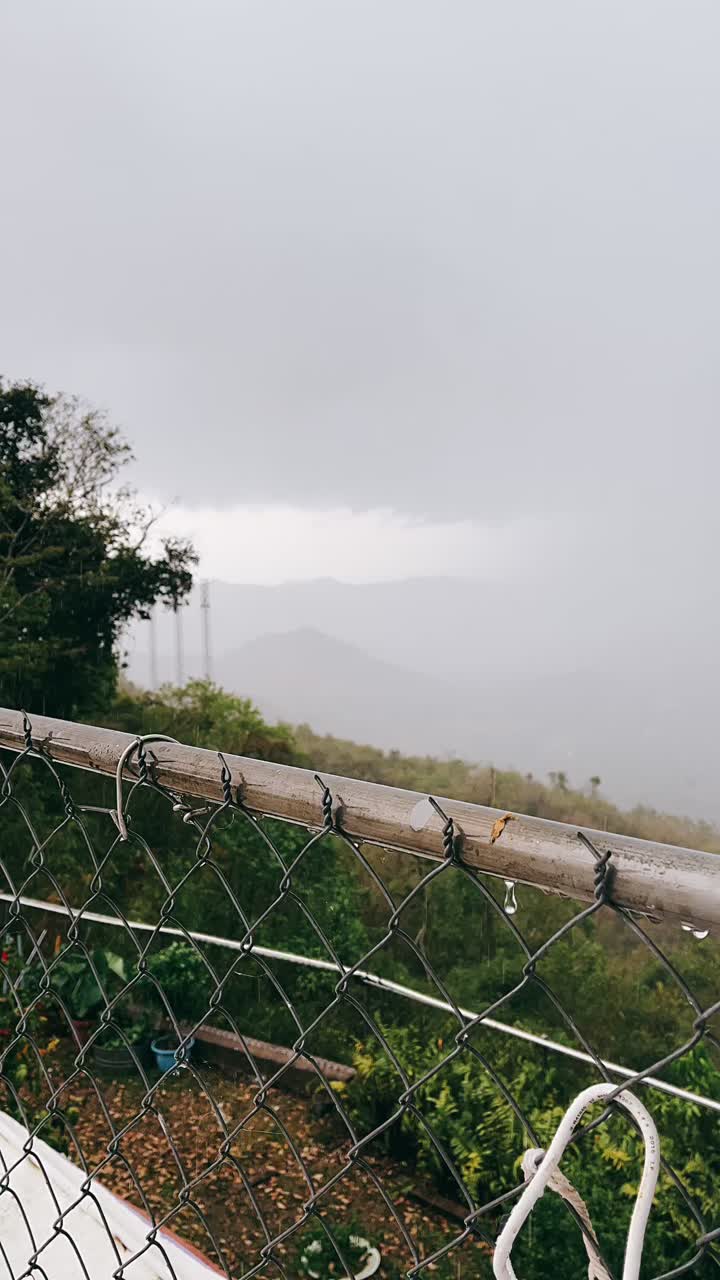 vista de un día lluvioso desde una valla