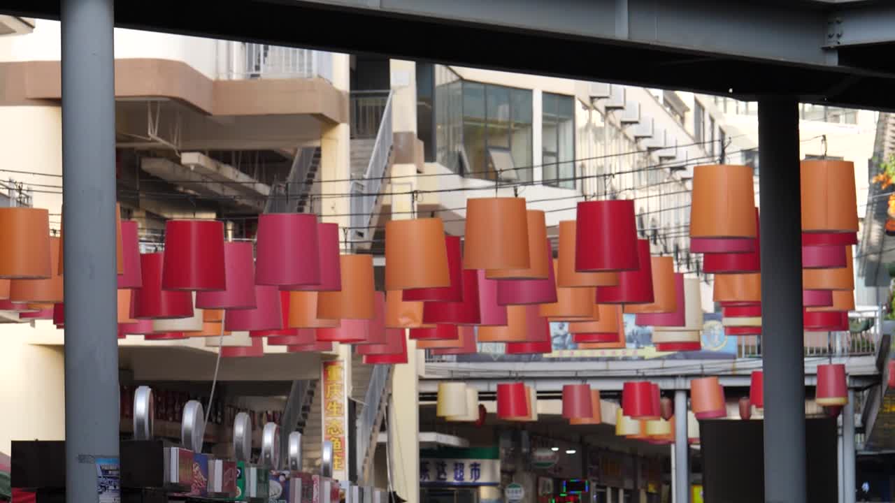 두난 꽃 시장 주변에 중국 상자를 걸다