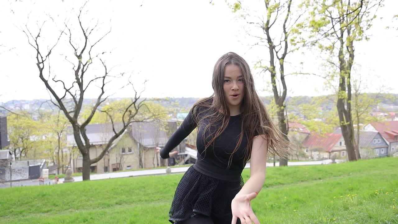 Splendida ballerina che mostra la sua arte in un ambiente naturale