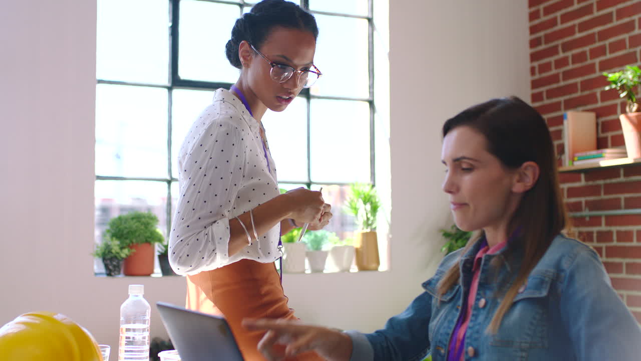 mujeres de negocios, computadoras portátiles y marketing digital