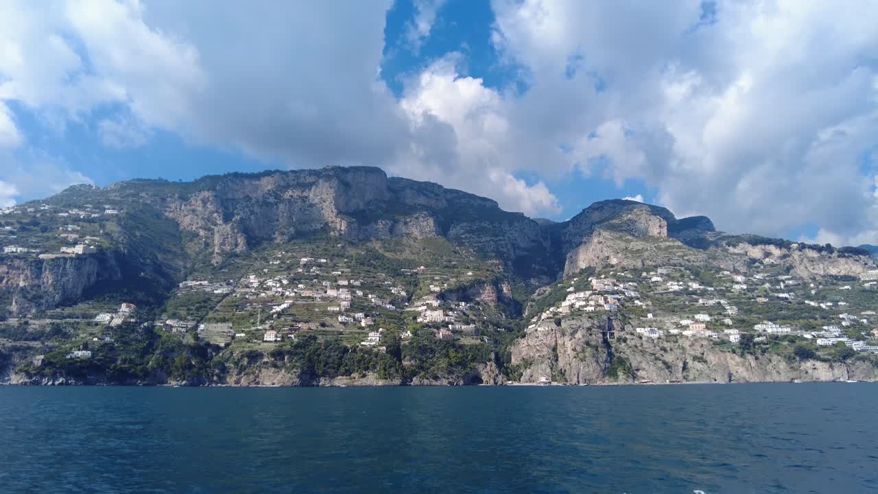 mirando las casas de la ciudad de la ladera en la costa de amalfi desde un ferry