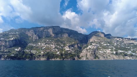 Mirando-Las-Casas-De-La-Ciudad-En-La-Ladera-De-La-Costa-De-Amalfi-Desde-Un-Ferry