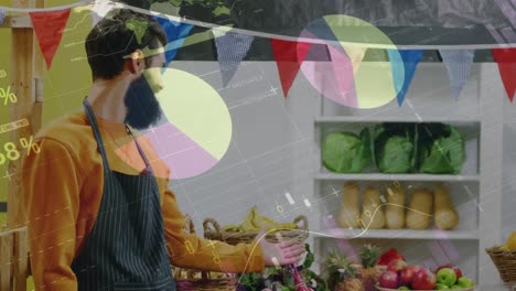 animación de gráficos financieros sobre feliz vendedor masculino caucásico en la tienda de comestibles