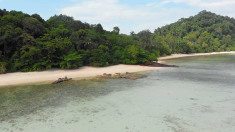 Luftaufnahme-Des-Tropischen-Paradiesstrandes-Mit-Weißem-Sand-Und-Kristallklarem-Wasser