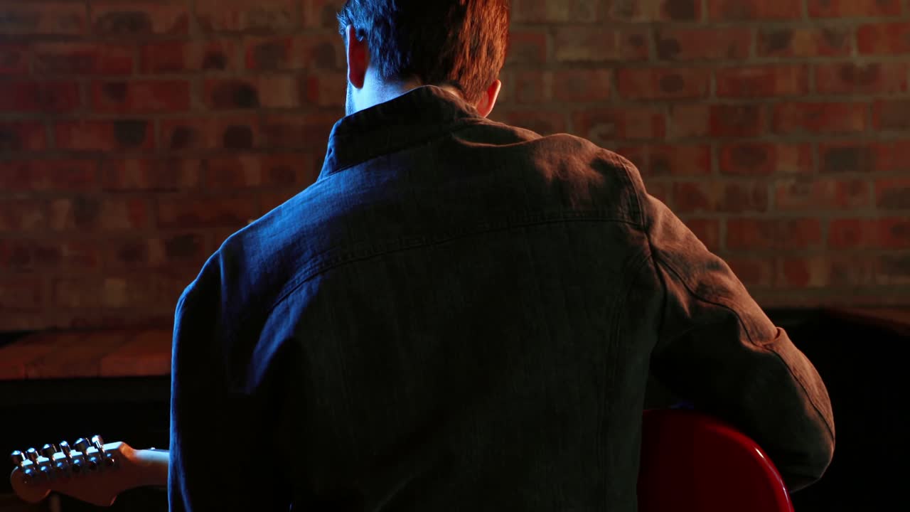 기타 를 연주 하는 음악가 의 뒷면