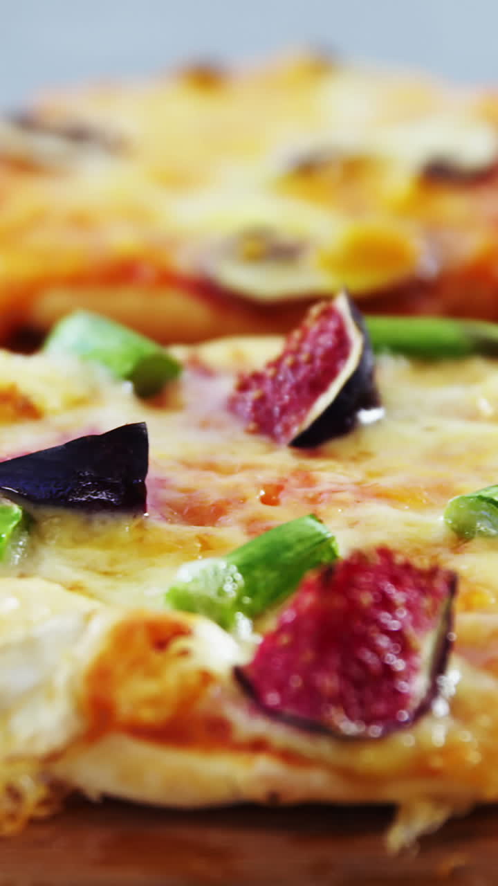 Várias pizzas em tábua de madeira