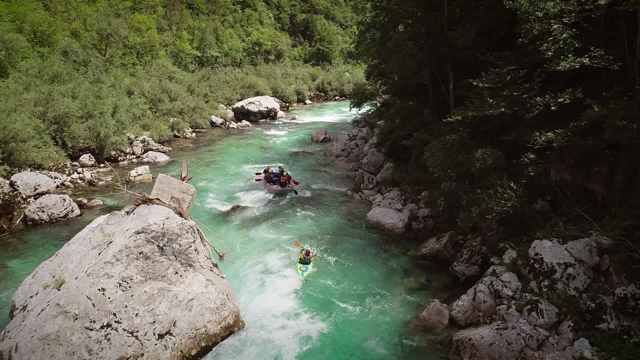 vista aérea de un kayakista remando en aguas blancas en el río soca, eslovenia.