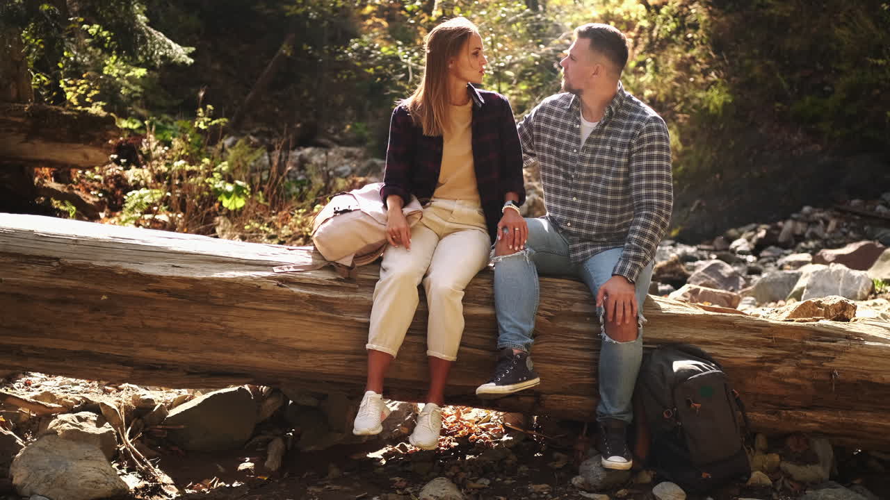 가을 숲 에서 산책 하는 부부