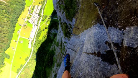un hombre caminando por los escalones de metal a lo largo de la vía ferrata en lauterbrunnen en suiza
