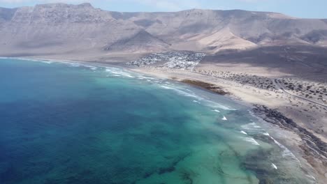 Increíble-Bahía-Arenosa-De-Famara-Por-Drone,-Hermoso-Paisaje-Y-Clima