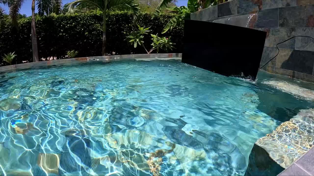 el televisor de 45 pulgadas es arrojado a la piscina y aterriza verticalmente.