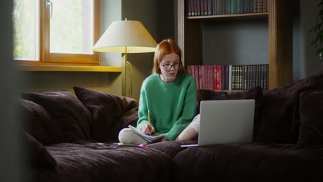 una adolescente que estudia en casa