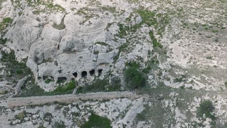 Vista-Aérea-De-Las-Ruinas-De-Una-Antigua-Iglesia-Rupestre-Bizantina-En-Sicilia,-Sur-De-Italia,-Que-Se-Desplaza-Lentamente