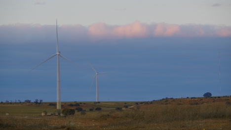 turbinas eólicas en el campo de la puesta del sol