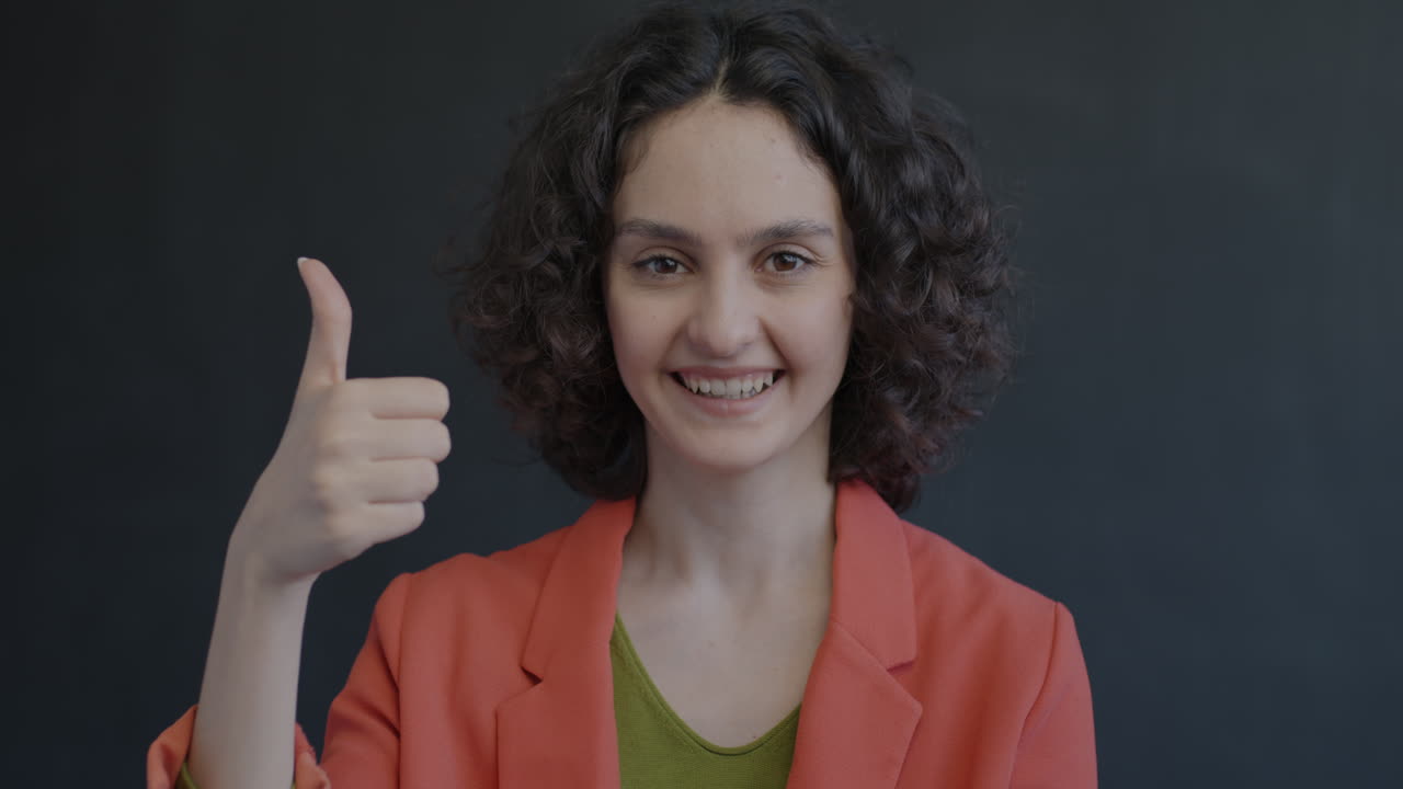 mujer dando pulgares hacia arriba