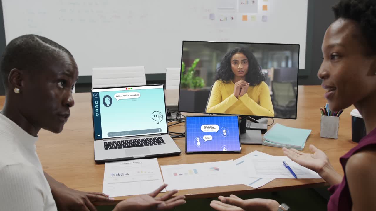 아프리카계 미국인 사업가 여성 들 이 컴퓨터 에서 비디오 통화 를 하고 사무실 에서 대화 하고 있다