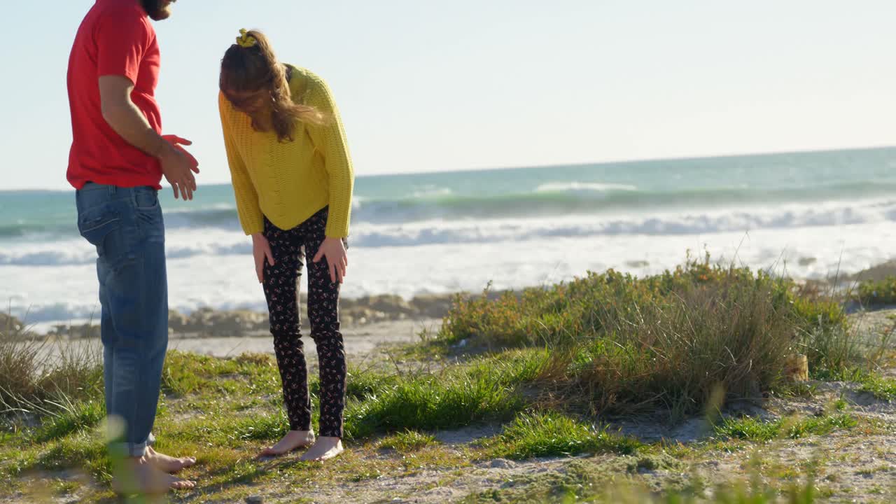 ⁇ 은 날 해변 근처에서 서로 상호 작용하는 젊은 부부 4k