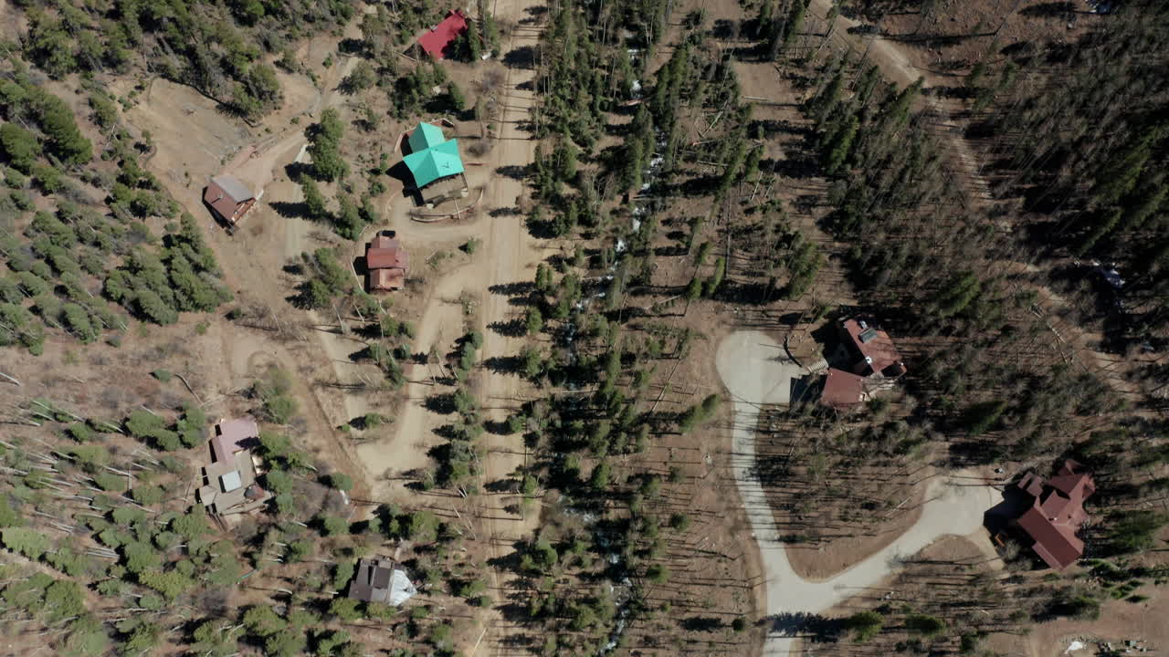 panorámica aérea para revelar el valle de esquí de taos durante el verano
