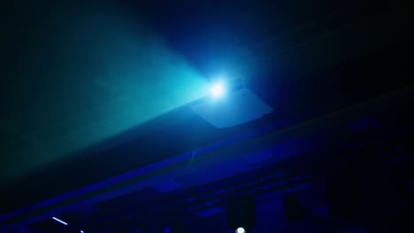 proyector de trabajo que muestra película en el cine. moderno proyector láser 8k que proyecta una película.