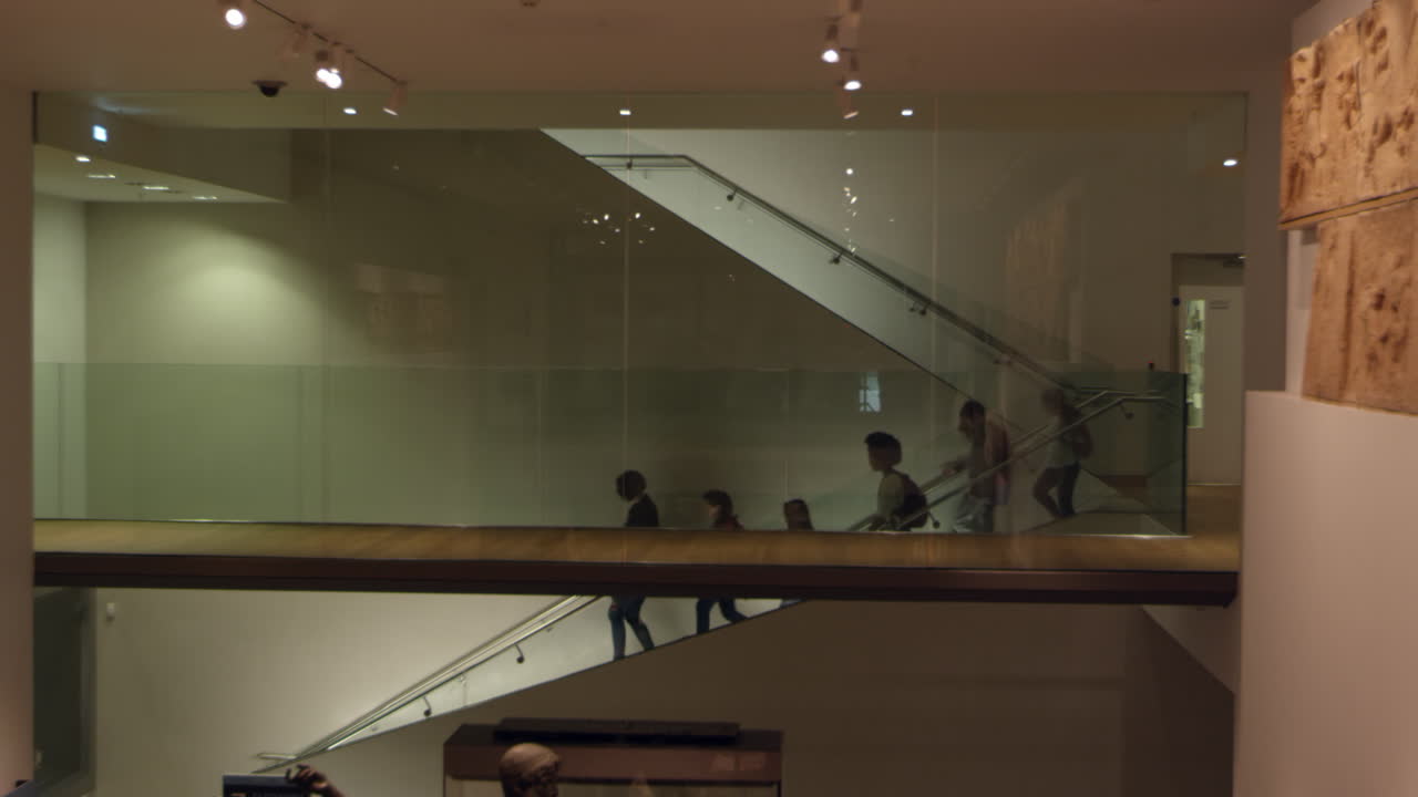 alumnos caminando por el museo en una excursión escolar filmada en r3d