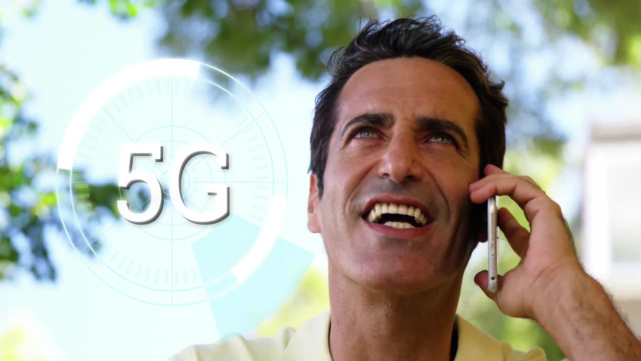 animación de texto 5g sobre escáner redondo contra un hombre caucásico hablando en teléfono inteligente en un parque.