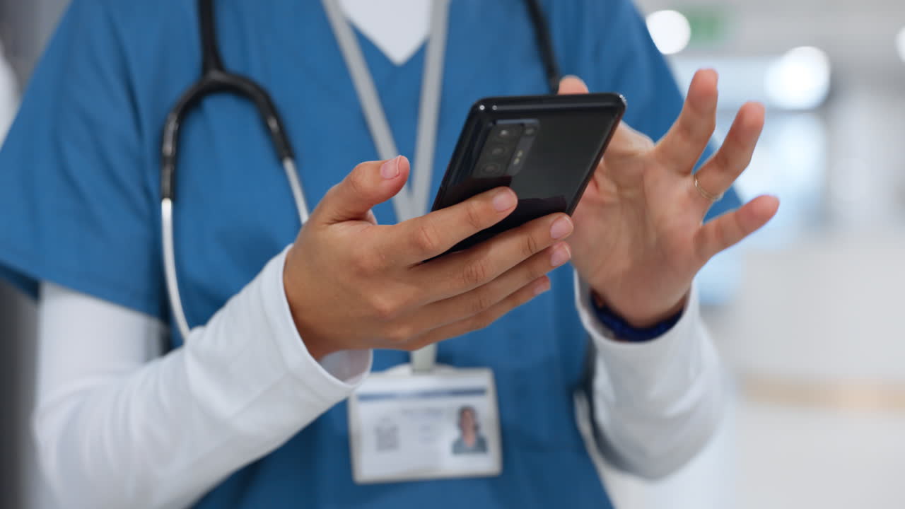 Manos, teléfono y atención médica con una enfermera desplazándose