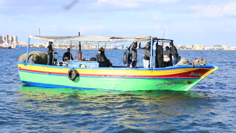 Pasajeros-En-Un-Barco-En-El-Mar