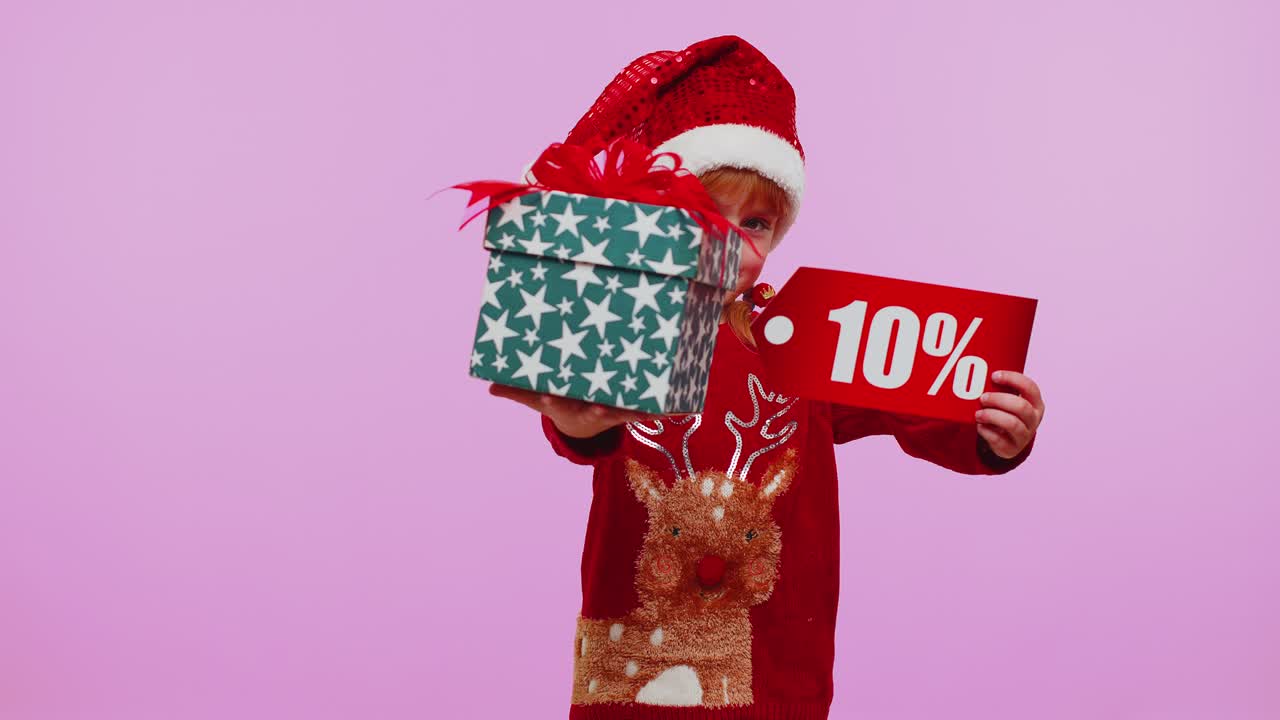 niña pequeña con sombrero de navidad mostrando caja de regalos y 10 por ciento de descuento inscripciones nota de texto de banner