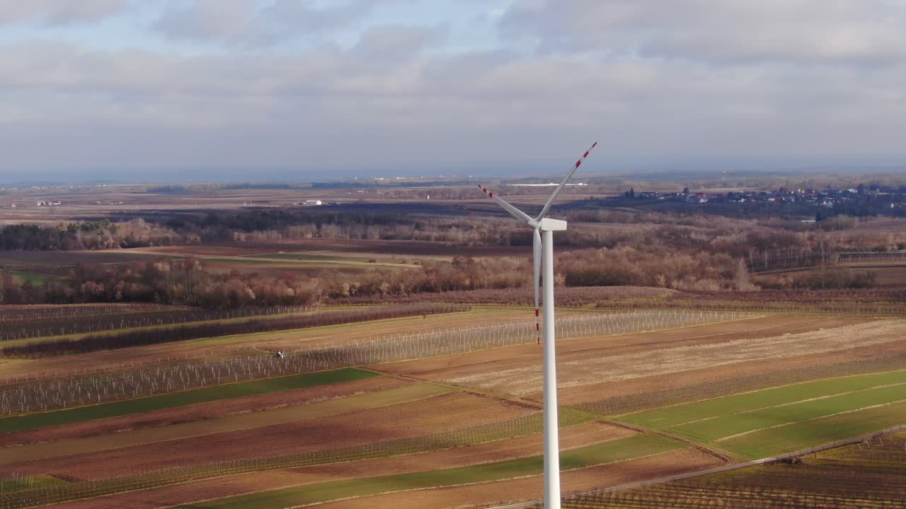나무 에 구름 그림자 가 있는 농장 들 의 중간 에 있는 풍력 터빈 의 공중 파랄락스