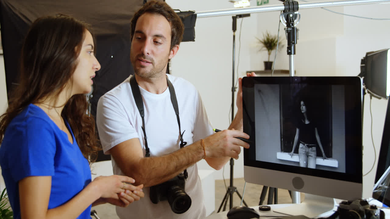 fotógrafo masculino y modelo discutiendo sobre fotos 4k