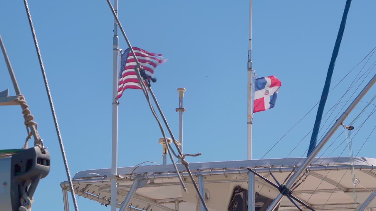 banderas de república dominicana y estados unidos ondean juntas en el viento