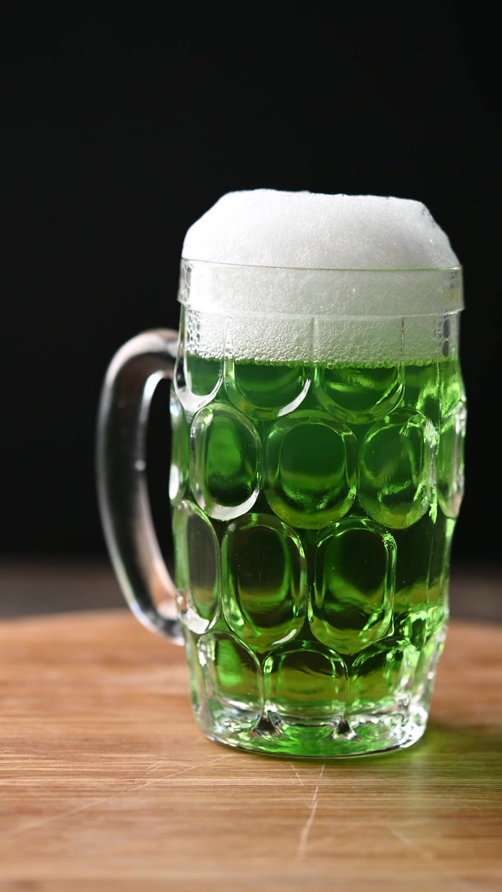 Grüner Bierkrug mit Schaum für den St. Patrick's Day.