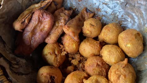 Alu-chop-and-begni-served-at-a-roadside-dhaba-in-Kolkata,-West-Bengal