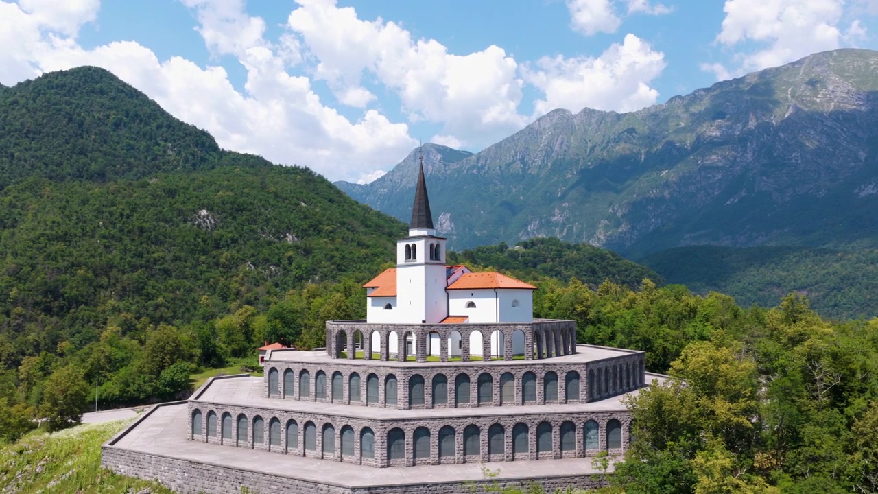 Pohled na kostel sv. Antonína ze 17. století v Kobaridu, Slovinsko. Historický kostel a tradiční architektura. Letecký otočný záběr.