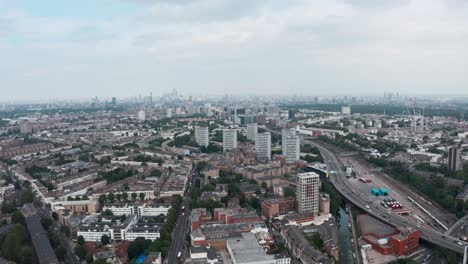 Absteigende-Drohnenaufnahme-Mit-Blick-Auf-Das-Stadtzentrum-Von-West-London-West-Way-Ring-Road