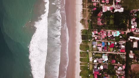 El-Tranquilo-Resort-En-La-Playa-De-Olon-Compuesto-Por-Diferentes-Casas-Y-Aguas-Azules-Tranquilas---Hermoso-Destino-Turístico---Toma-Aérea