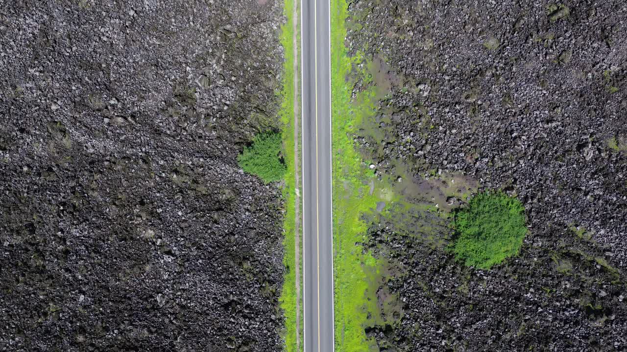 las historias del volcán ceboruco cubren el camino de magma negro con rocas congeladas.