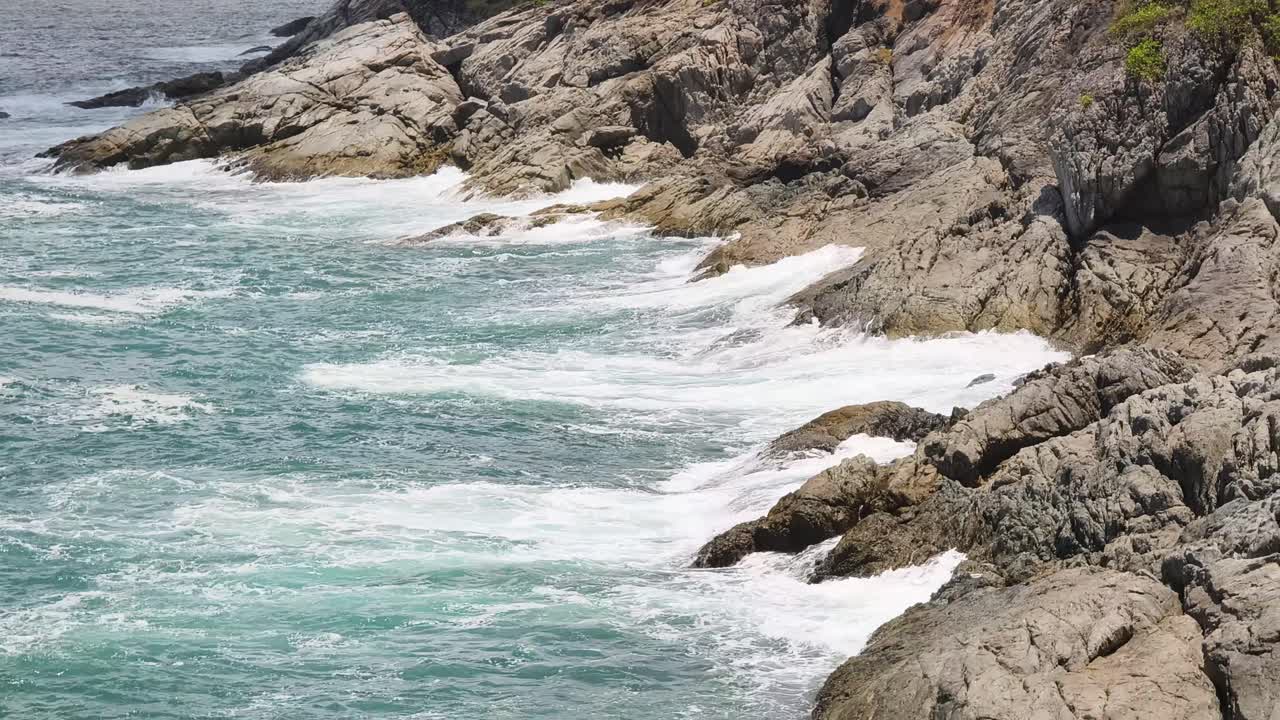 바위 가 있는 해안선 에 부 ⁇ 히는 파도