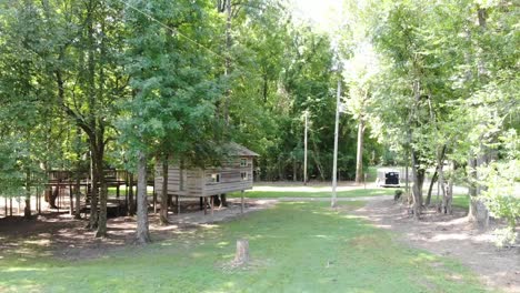 Hütte-Baumhaus-Im-Wald