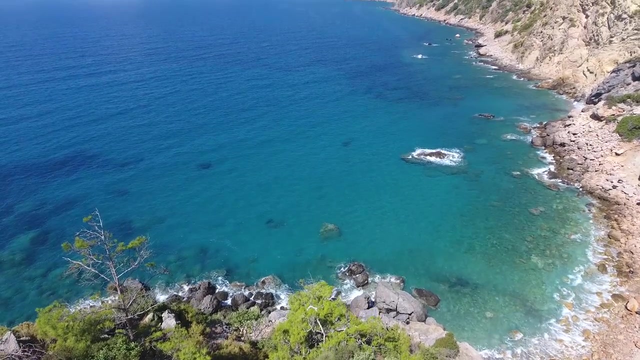 Vista aerea della costa mediterranea con acqua turchese