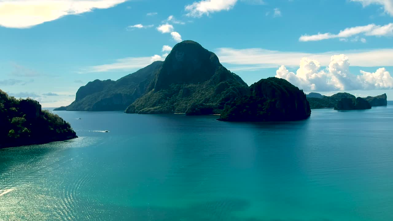 필리핀 팔라완 엘니도 만에 정박한 보트의 공중 공개