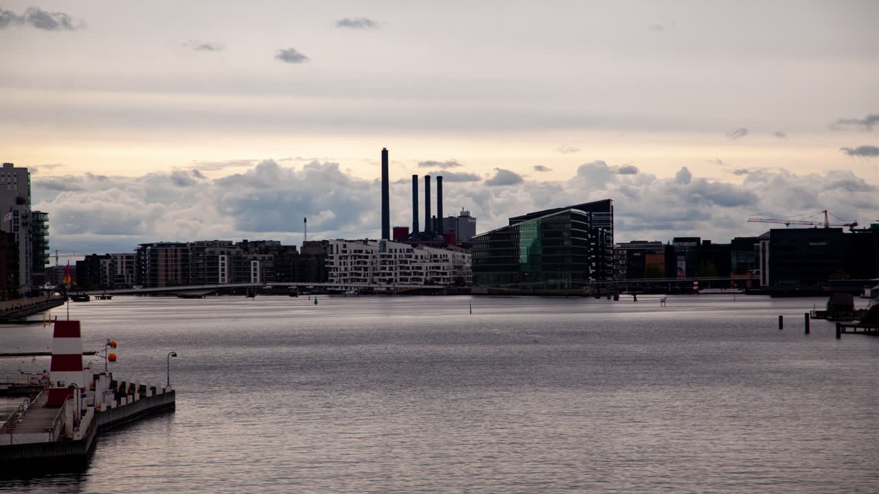 puente acuático de copenhague timelapse al atardecer con un cielo nublado
