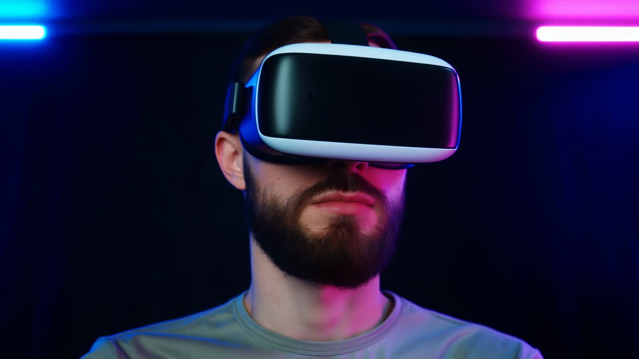 Uomo che indossa un visore VR sotto luci al neon, soggetto barbuto esplora un metaverso immersivo, primo piano in studio.