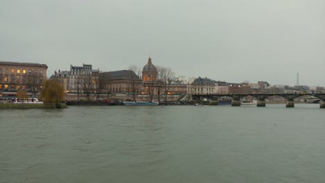 Vista-De-Perfil-Del-Pont-Des-Arts-En-París,-Francia,-Bajo-Un-Cielo-Nublado.