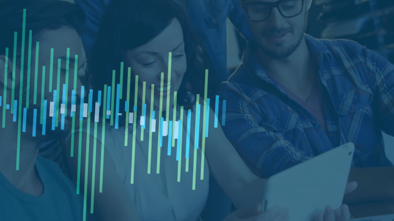 animación del procesamiento de datos en diversos grupos de personas de negocios que usan tablets