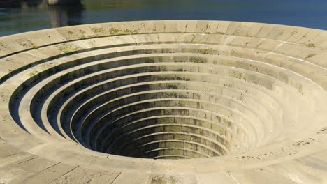 Lady-Bower-Agujero-De-Tapón-Gigante-Cerca-Famosa-Ubicación-Atracción-Turística-Dentro-Del-Distrito-Pico-Verano-Día-Soleado-Calma-Olas-Rodada-En-4k