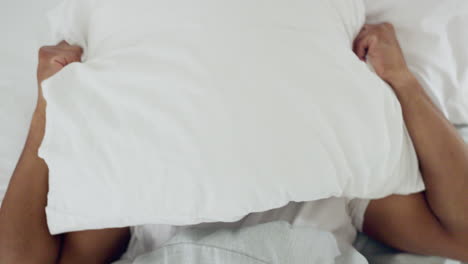 hombre, cama y dormir en casa para la pesadilla